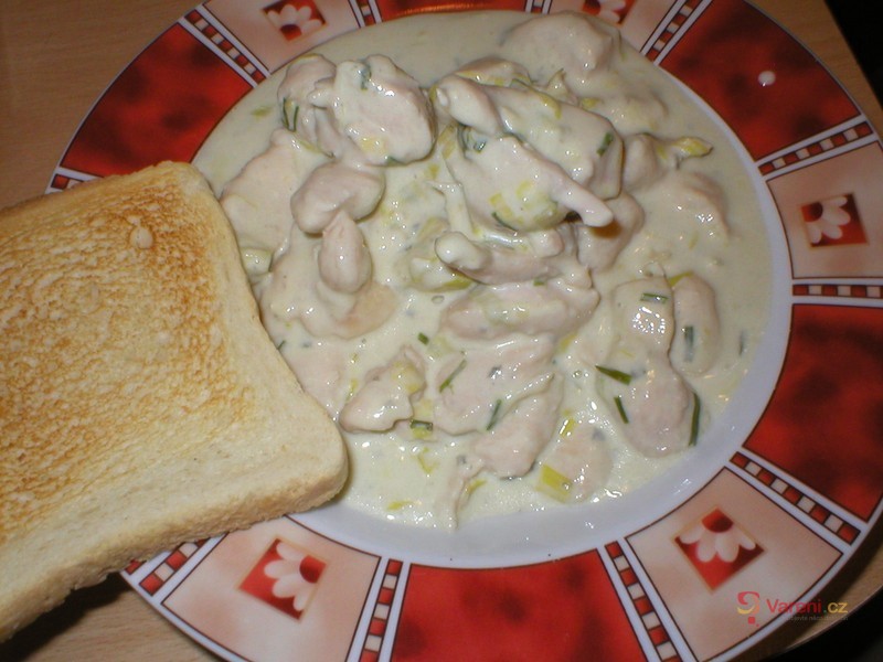 Kuřecí maso s pórkem a pažitkovou omáčkou - fotografie 2