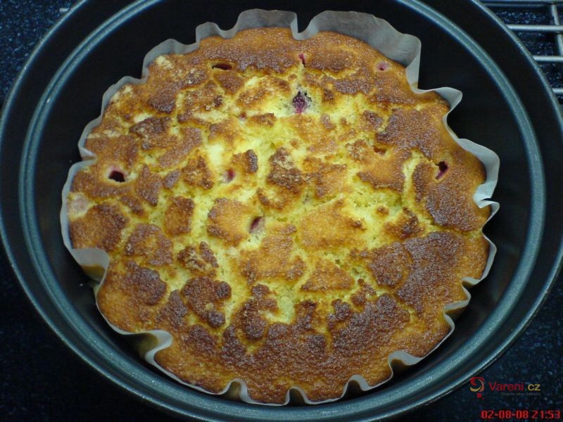 Hrníčkový koláč se švestkami a ořechy - fotografie 4