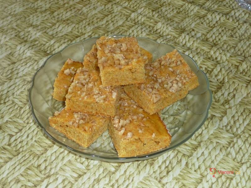 Mrkvový koláč s ořechy - fotografie 2