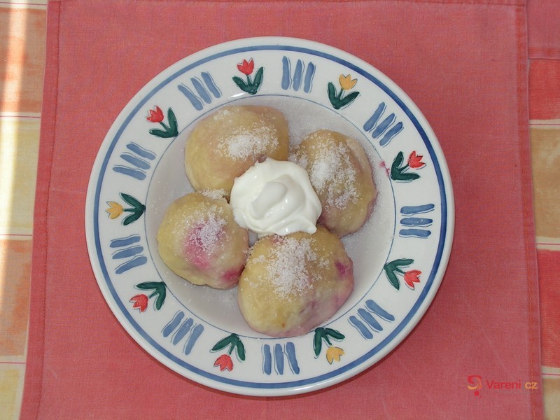 Švestkové knedlíky s omáčkou - fotografie 3