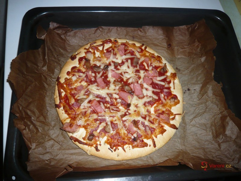 Pizza se šunkou a žampiony - fotografie 4