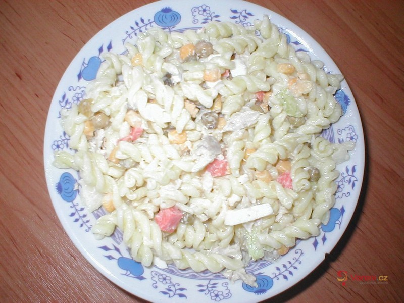 Těstovinový salát se zeleninou a masem