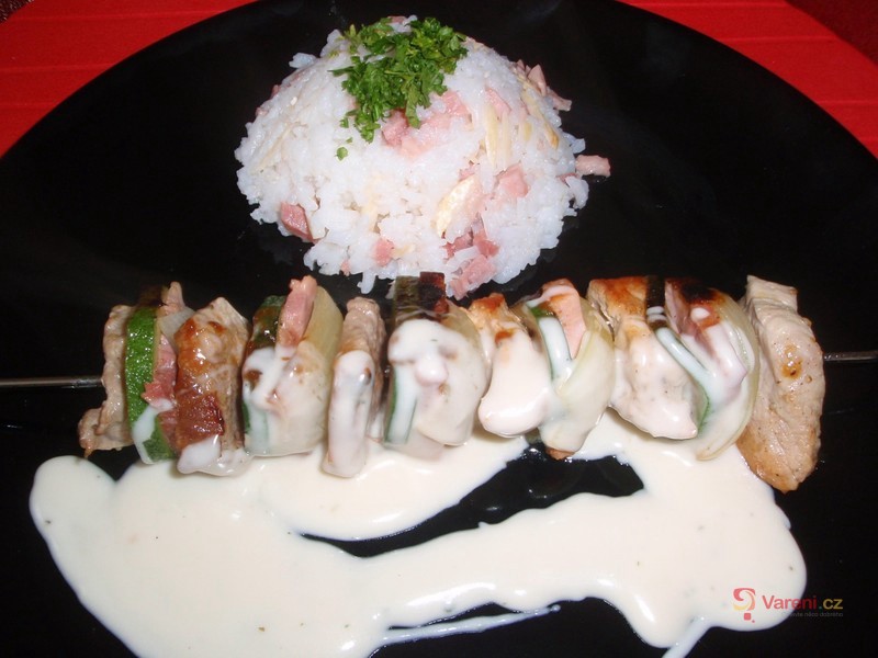 Vepřové špízy s mandlovou rýží - fotografie 2