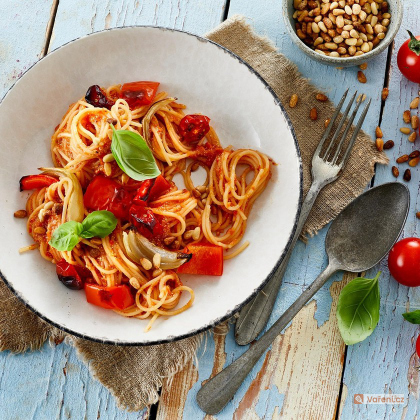 Špagety s rajčaty a žampiony