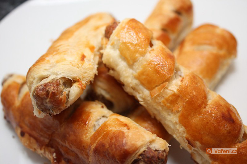 Párky v listovém těstě s kečupem