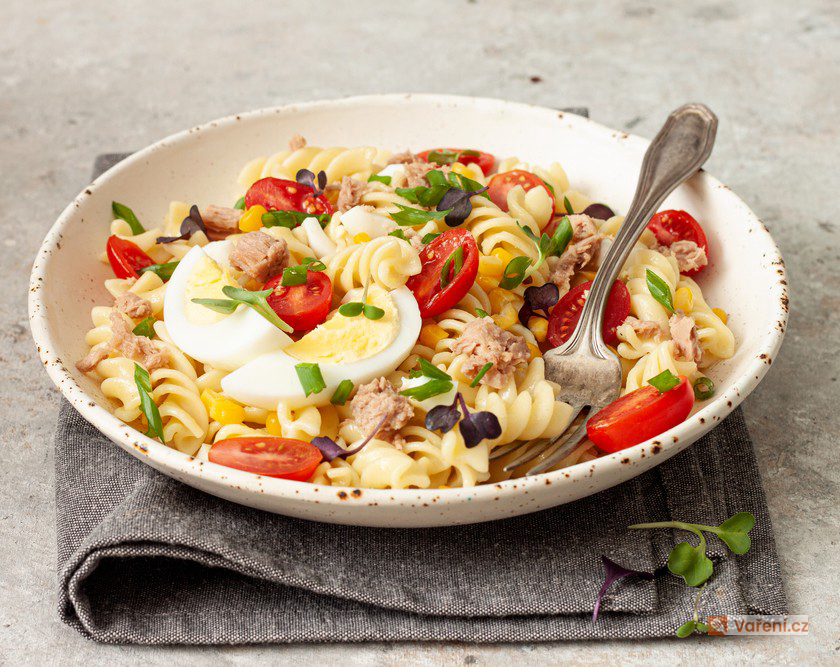 Těstovinový salát se zeleninou a vejci