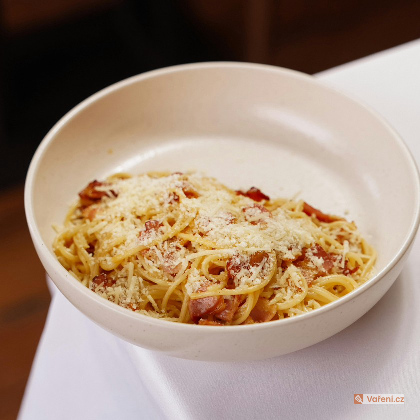 Špagety s pórkem, smetanou a slaninou