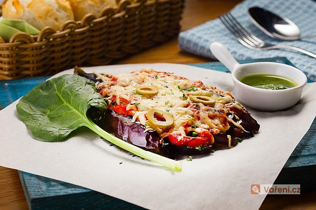 Zapečený lilek s česnekem a sýrem