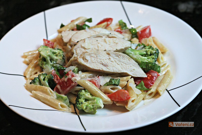 Zeleninový salát s kuřecím masem a těstovinami