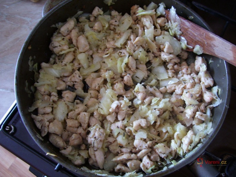 Listové kapsy plněné kuřecím a zelím - fotografie 2