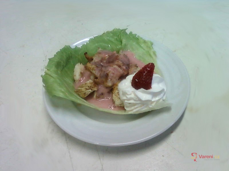 Jahodová kuřátka na listovém salátu