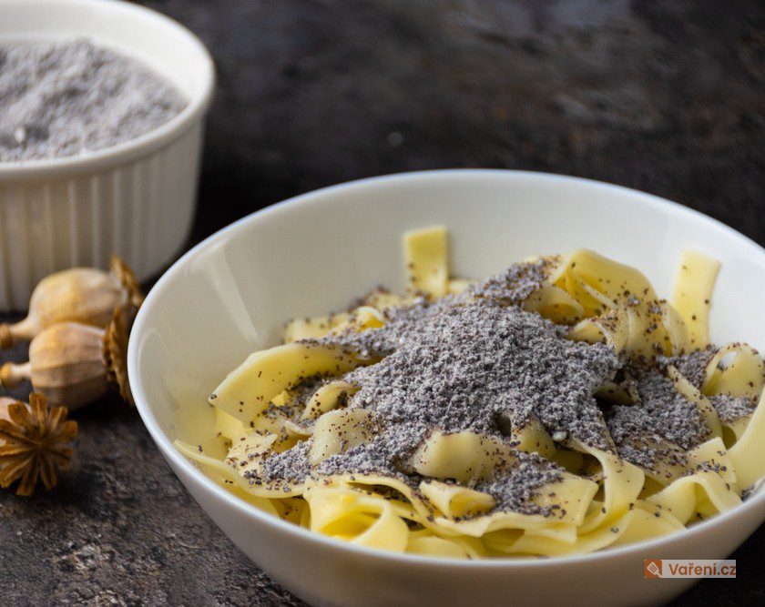 Domácí nudle s mákem