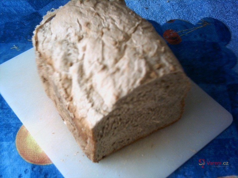 Chléb z domácí pekárny se zakysanou smetanou