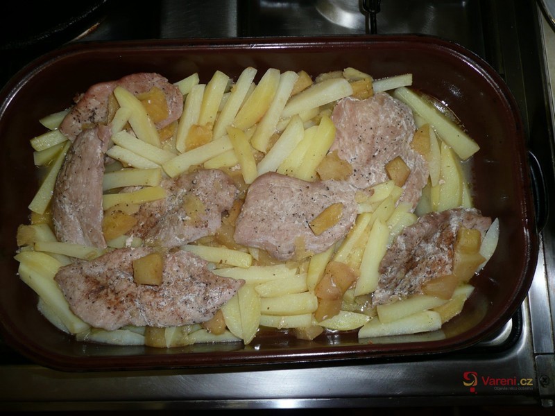 Vepřové maso s brambory a jablky