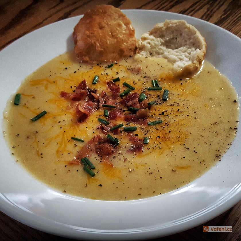 Bramborová polévka s klobásou