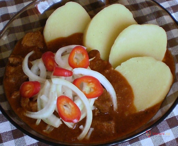 Guláš s bramborovými knedlíky - fotografie 2