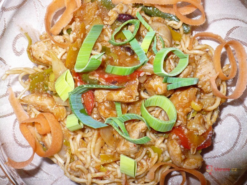Čínské nudle s kuřecím, zeleninou a sezamem - fotografie 5