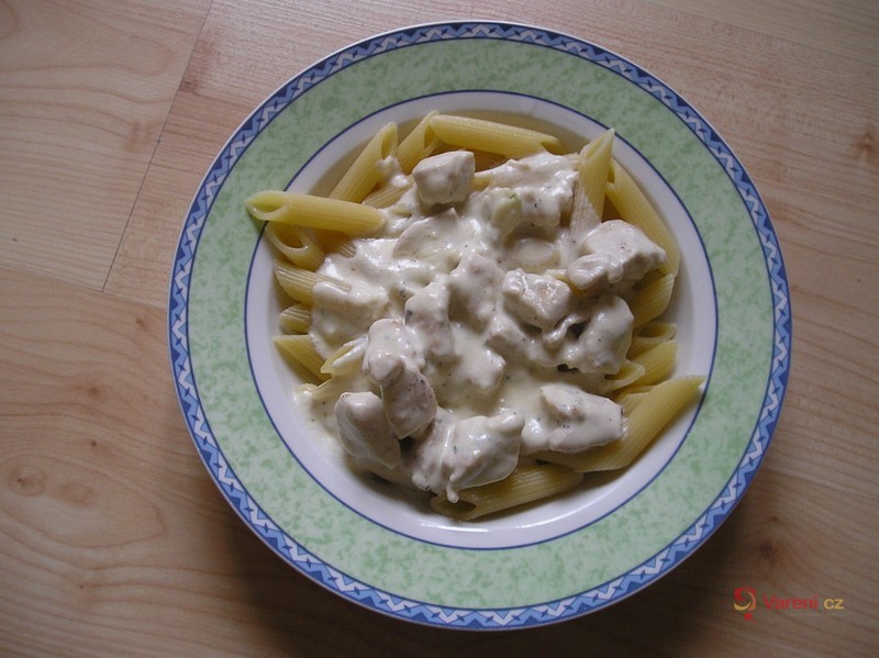 Těstoviny s kuřecím masem a omáčkou - fotografie 2