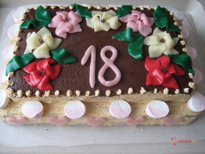 Ozdobený narozeninový dort 
