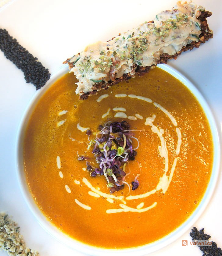 Dýňová polévka s praženými mandlemi