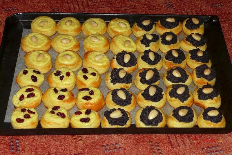 Kynuté koláčky s mandlí - fotografie 2