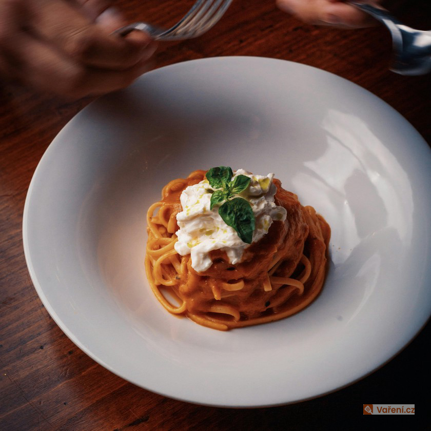 Špagety se sýrem a kečupem