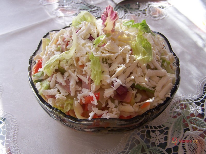 Zeleninový salát doplněný mozzarellou