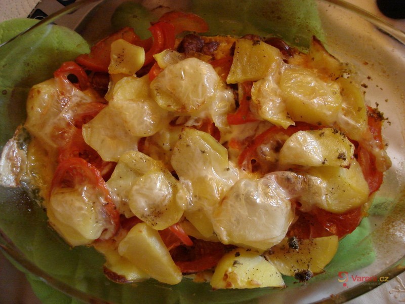 Zapékané brambory s klobásou a rajčaty