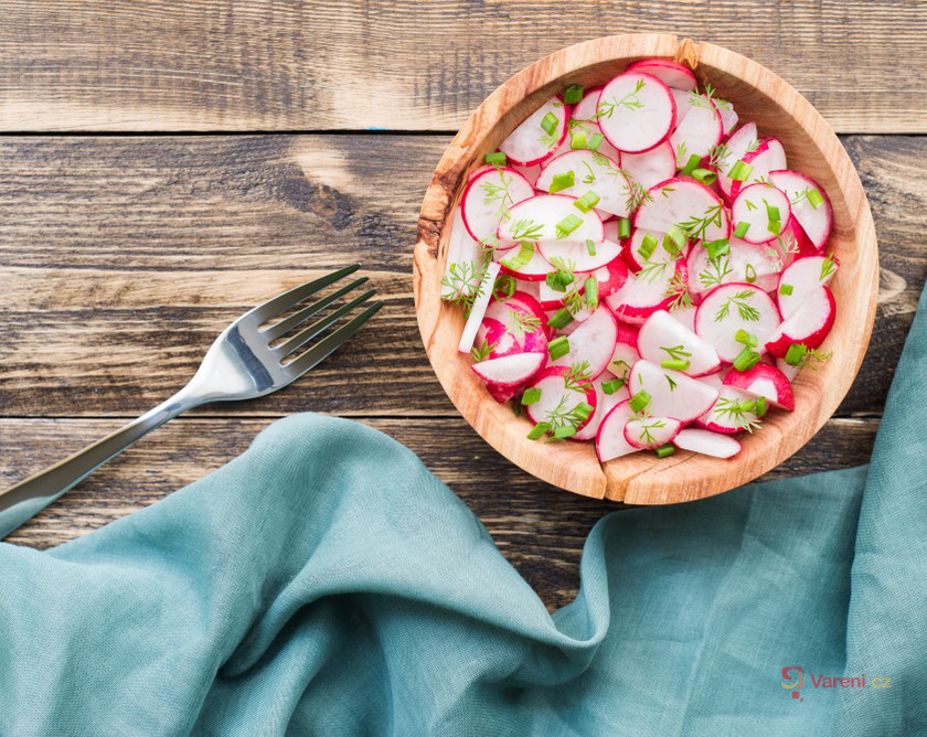 Kuchařka Salátová inspirace: Kreativní recepty s ředkvičkami, okurkou a sýrem