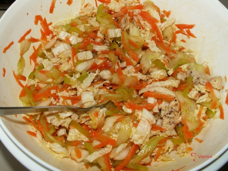 Salát z kuřete a zeleniny