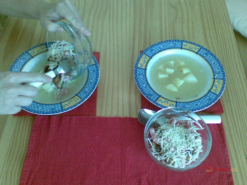 Česneková polévka se salámem