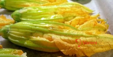 Květy cukety plněné mozzarellou - fotografie 2