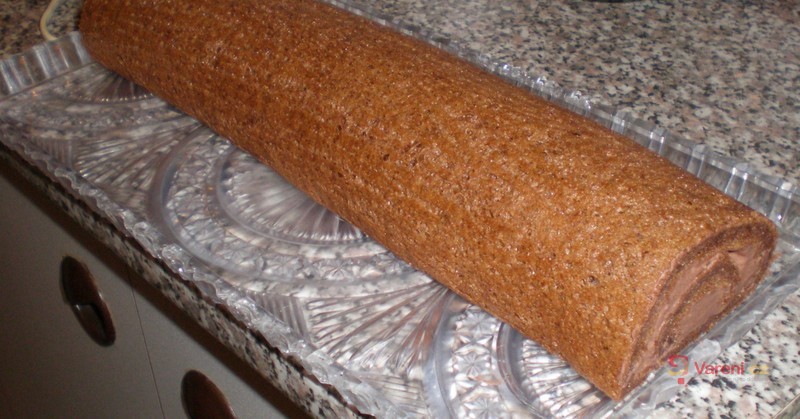 Šlehačková kakaová roláda - fotografie 3