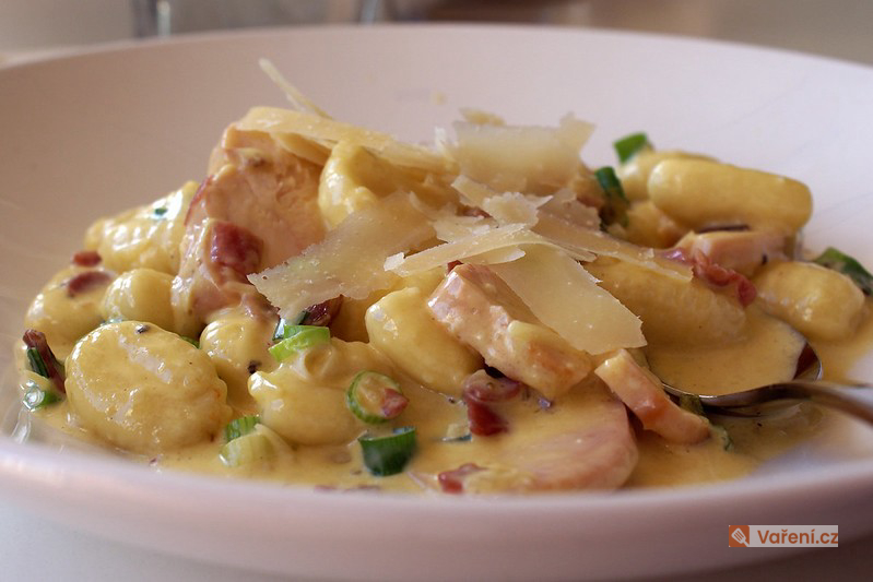 Gnocchi s kuřecím masem, žampiony a smetanou
