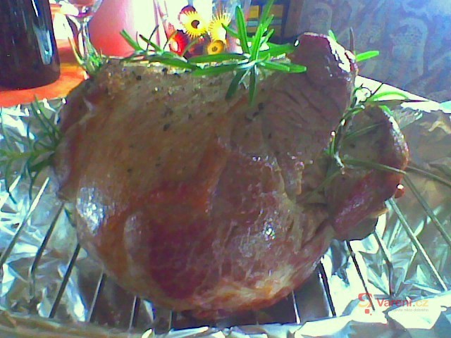 Jehněčí kýta pomalu pečená - fotografie 5