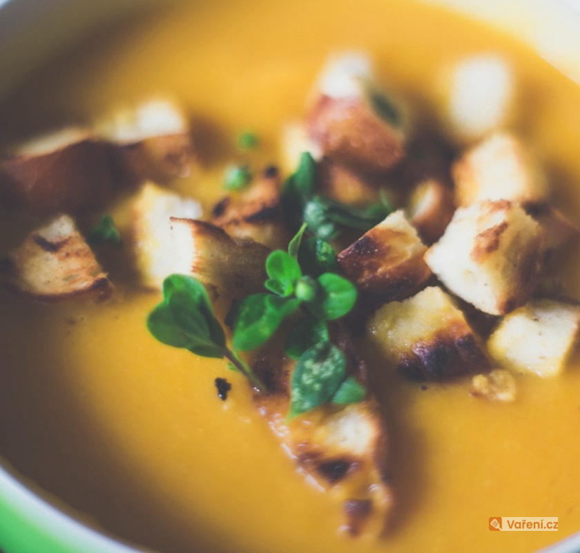 Dýňová polévka s toastovými krutony