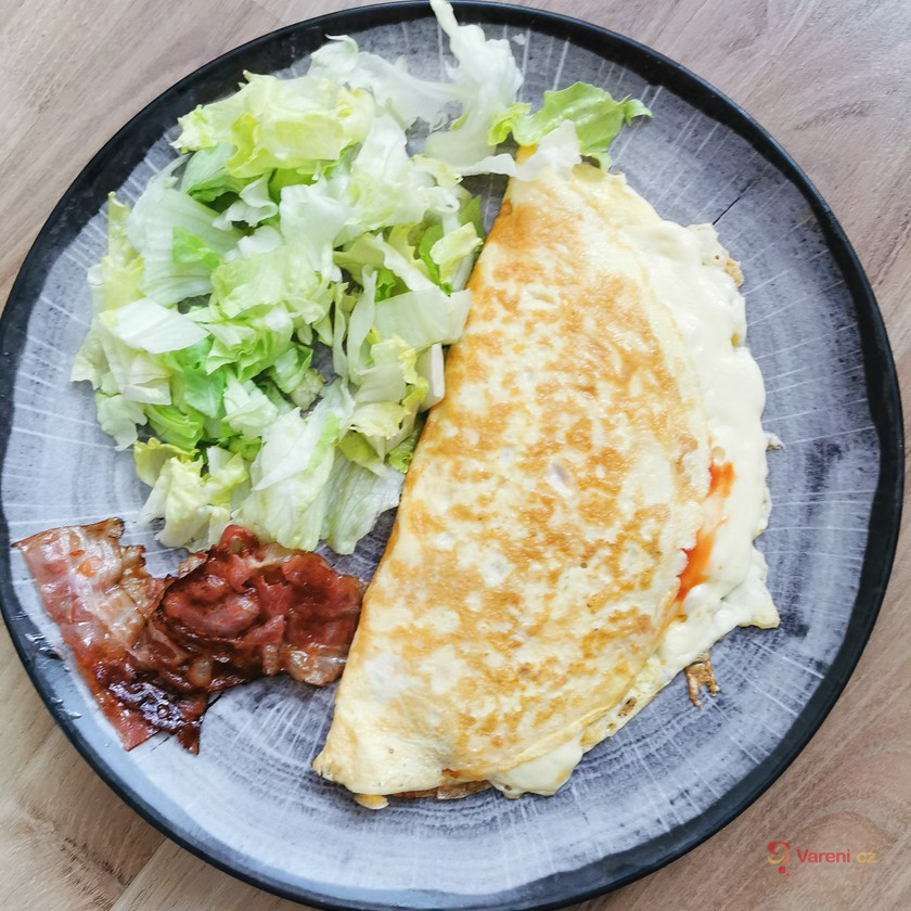 Vaječná omeleta se strouhaným sýrem 