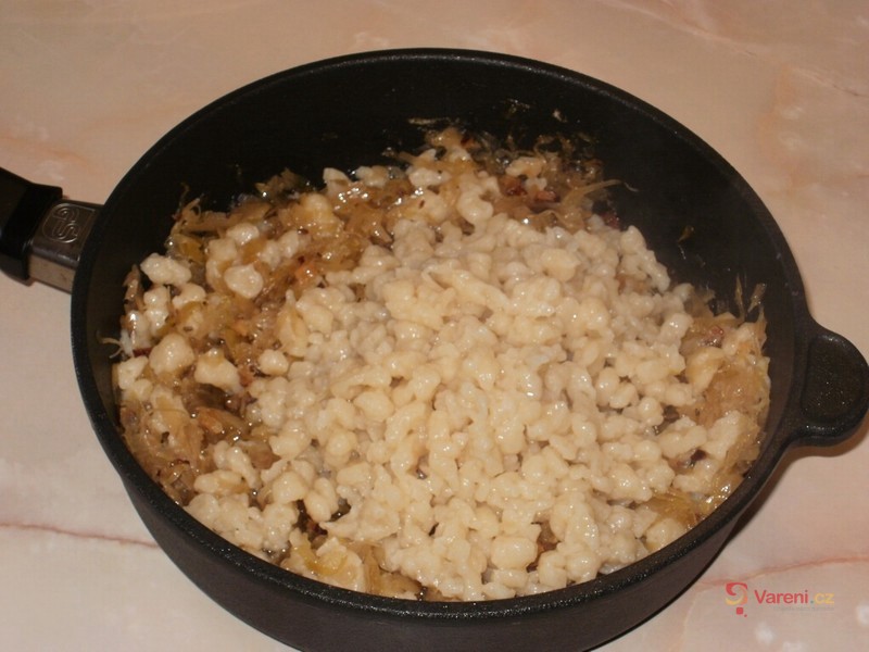 Halušky s uzeninou, zelím a balkánským sýrem - fotografie 4