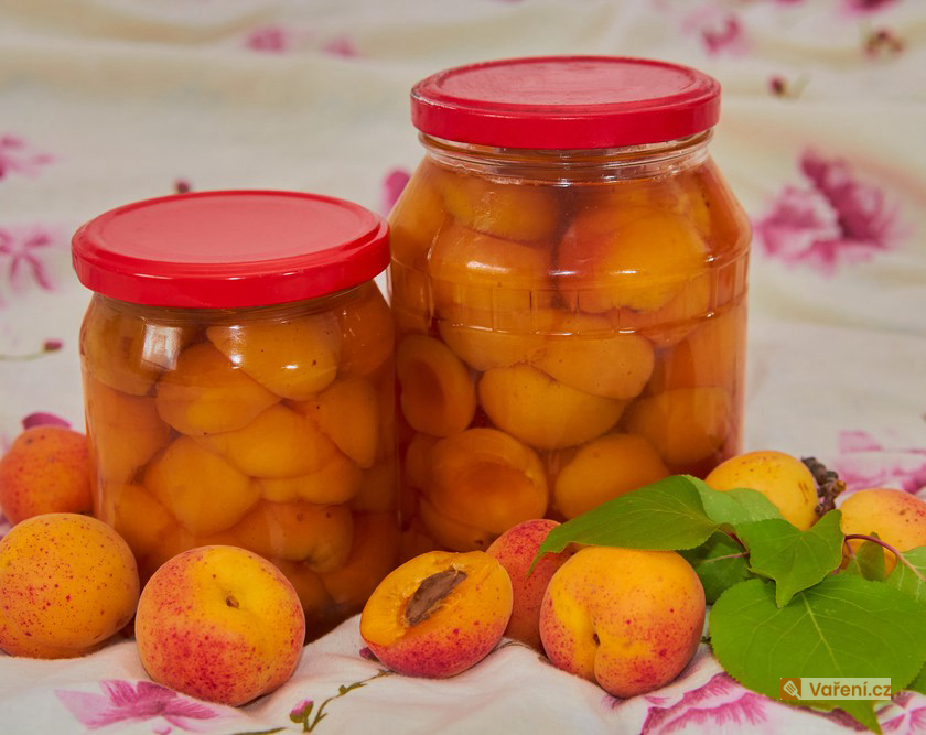 Meruňkový kompot s jahodami