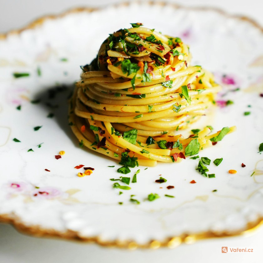 Pikantní špagety s chilli a česnekem