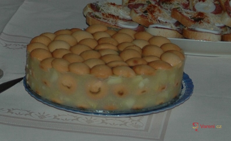 Nepečený dort s jablky a piškoty - fotografie 3