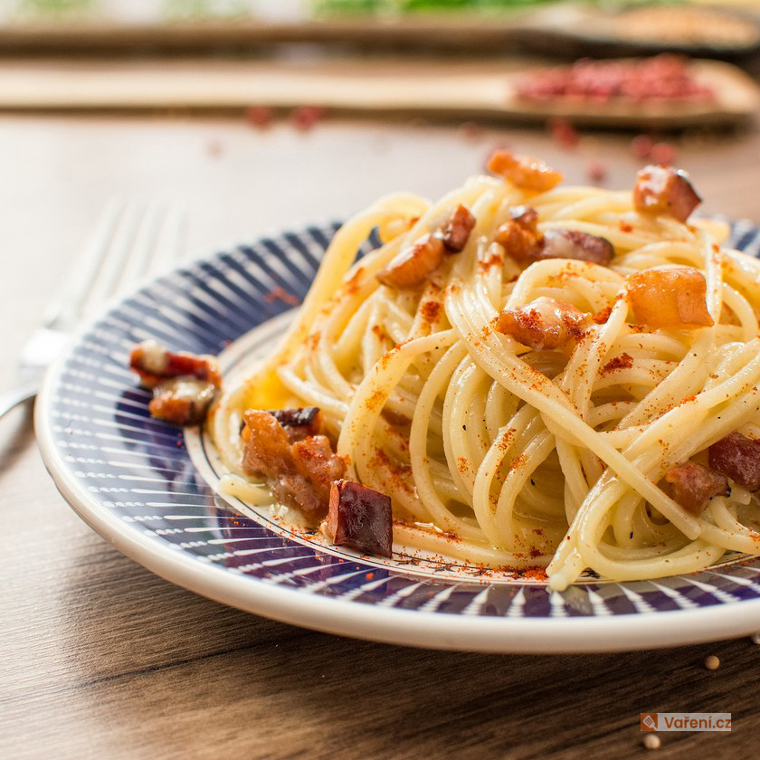Česnekové špagety s klobásou