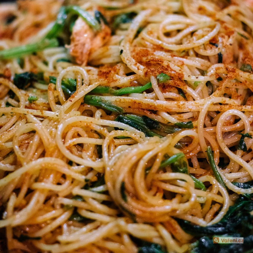 Jednoduché celozrnné špagety s rajčatovou omáčkou