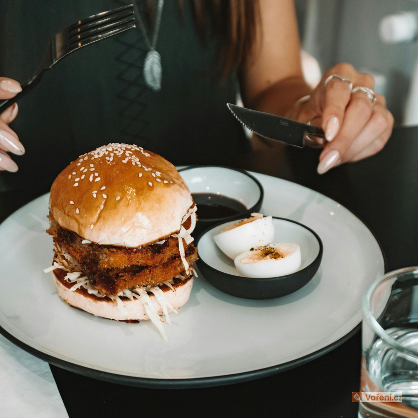 Schnitzel sandwich se salátem coleslaw