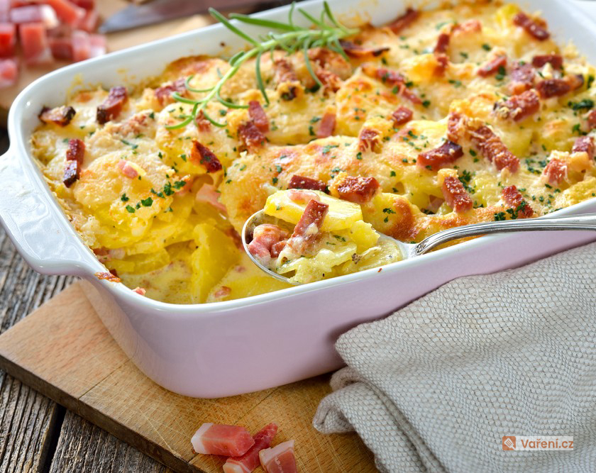 Francouzské brambory se šunkovým salámem