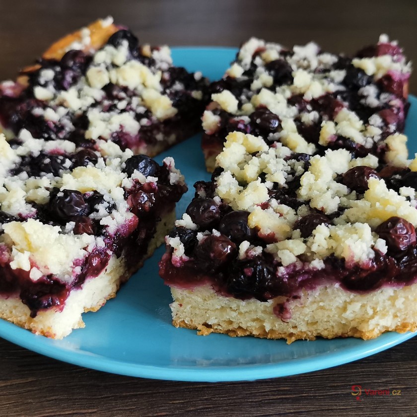 Kynutý borůvkový koláč s drobenkou - fotografie 3