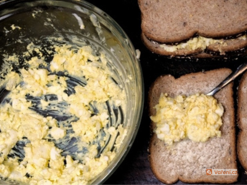 Vaječná pomazánka s pomazánkovým máslem