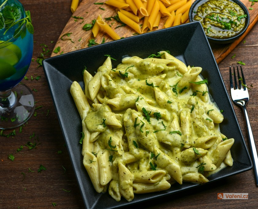 Těstoviny se smetanou a pestem