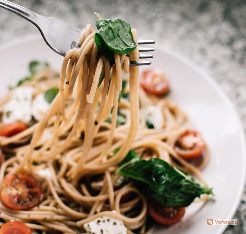 Vegetariánské špagety s mozzarellou