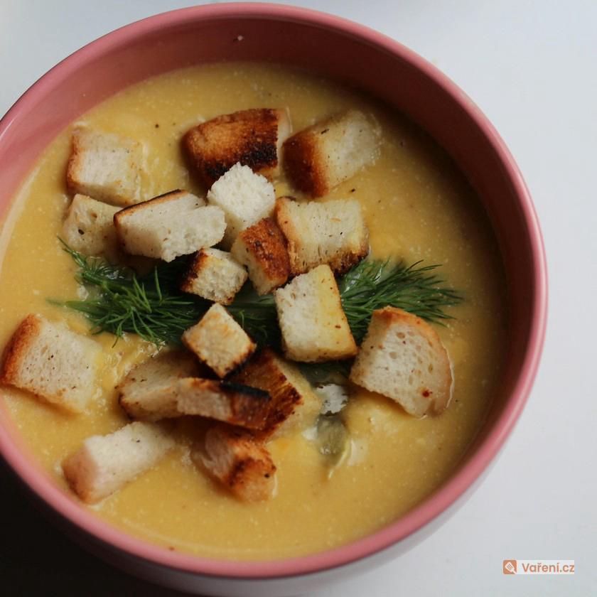 Mrkvová polévka s krutony